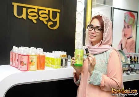 Foto Ussy Sulistiawaty