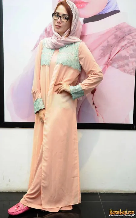 Foto Ussy Sulistiawaty