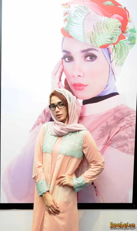 Foto Ussy Sulistiawaty