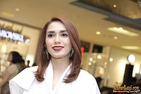 Foto Ussy Sulistiawaty