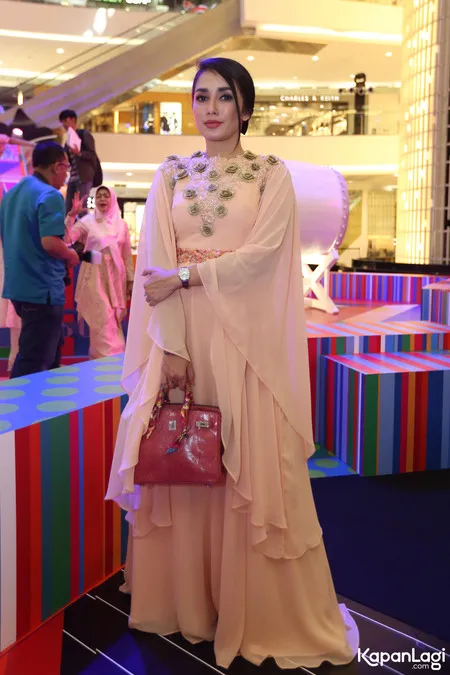 Foto Ussy Sulistiawaty