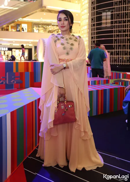 Foto Ussy Sulistiawaty