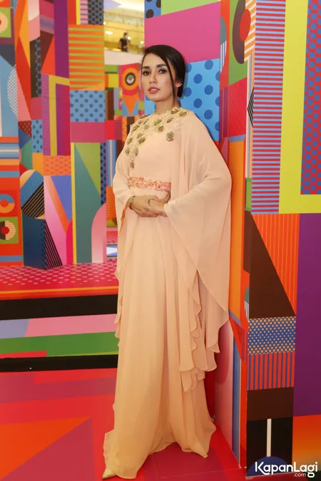 Foto Ussy Sulistiawaty