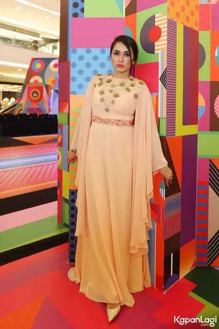 Foto Ussy Sulistiawaty