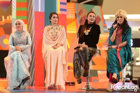 Foto Ussy Sulistiawaty