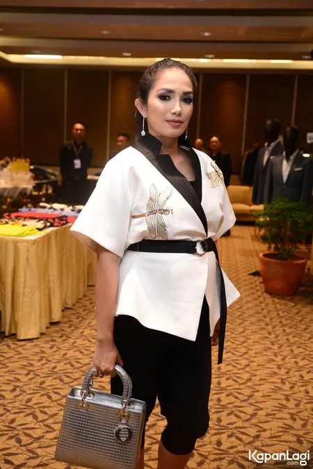 Foto Ussy Sulistiawaty