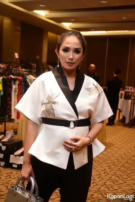 Foto Ussy Sulistiawaty