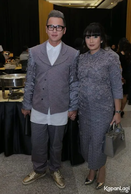 Foto Ussy Sulistiawaty