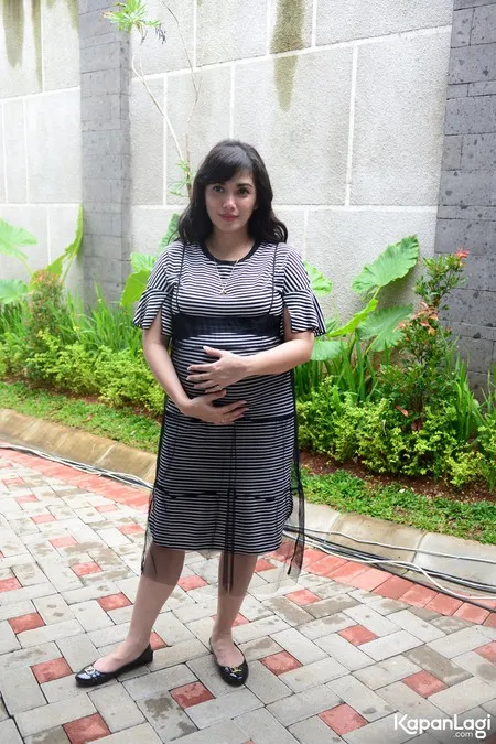 Foto Ussy Sulistiawaty