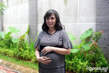 Foto Ussy Sulistiawaty