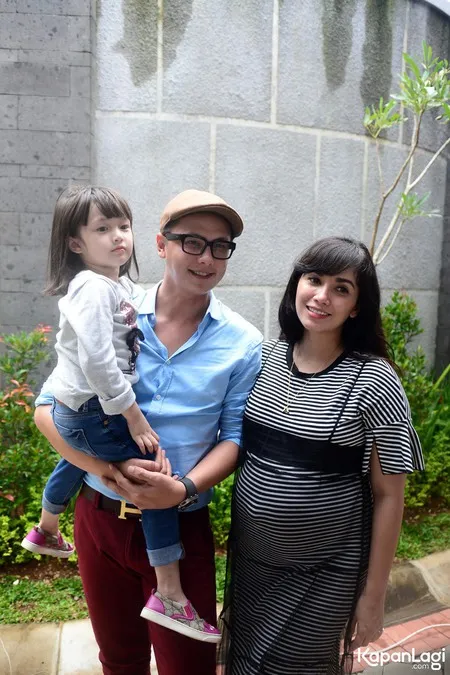 Foto Ussy Sulistiawaty