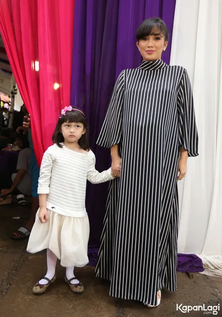 Foto Ussy Sulistiawaty