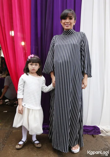 Foto Ussy Sulistiawaty