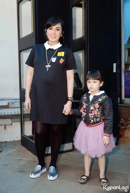 Foto Ussy Sulistiawaty