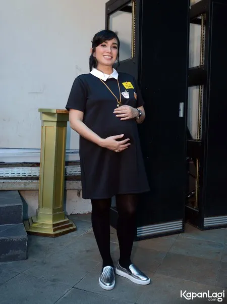 Foto Ussy Sulistiawaty