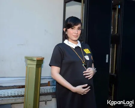 Foto Ussy Sulistiawaty