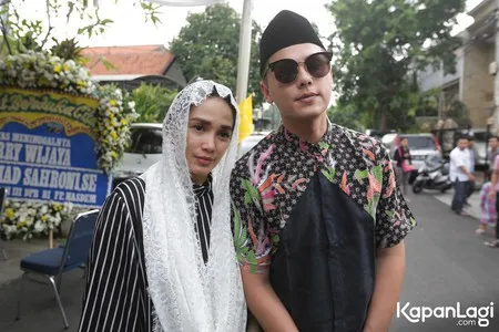 Foto Ussy Sulistiawaty