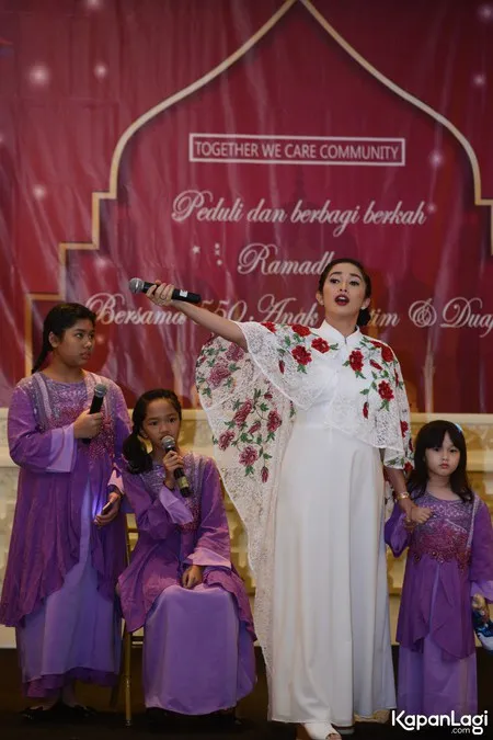 Foto Ussy Sulistiawaty