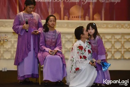 Foto Ussy Sulistiawaty