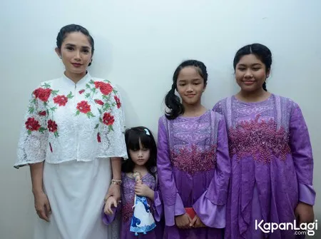 Foto Ussy Sulistiawaty