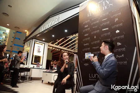 Foto Ussy Sulistiawaty