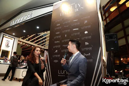 Foto Ussy Sulistiawaty