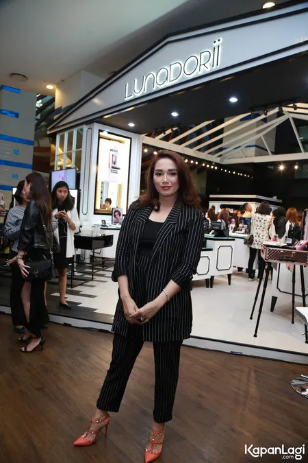 Foto Ussy Sulistiawaty