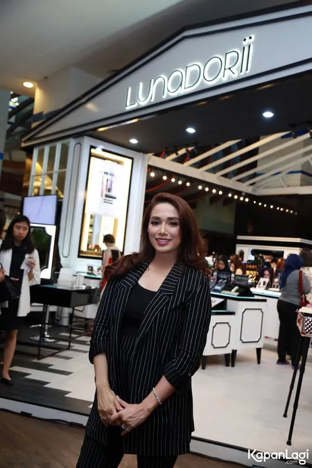 Foto Ussy Sulistiawaty