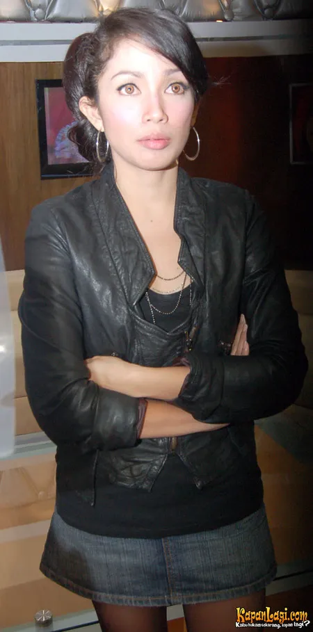 Foto Ussy Sulistiawaty