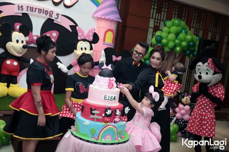 Foto Ussy Sulistiawaty