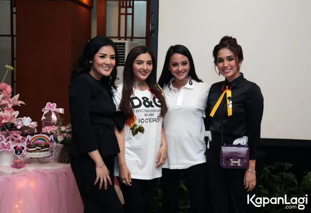 Foto Ussy Sulistiawaty