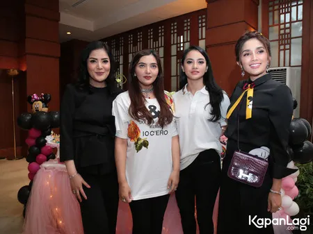 Foto Ussy Sulistiawaty