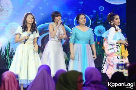 Foto Ussy Sulistiawaty