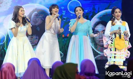 Foto Ussy Sulistiawaty
