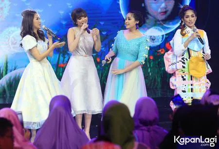 Foto Ussy Sulistiawaty