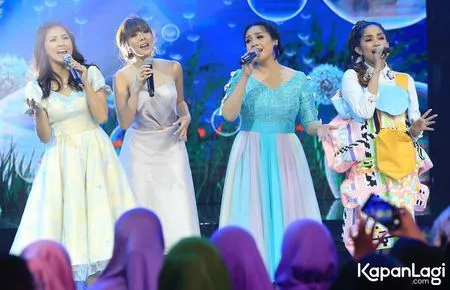 Foto Ussy Sulistiawaty