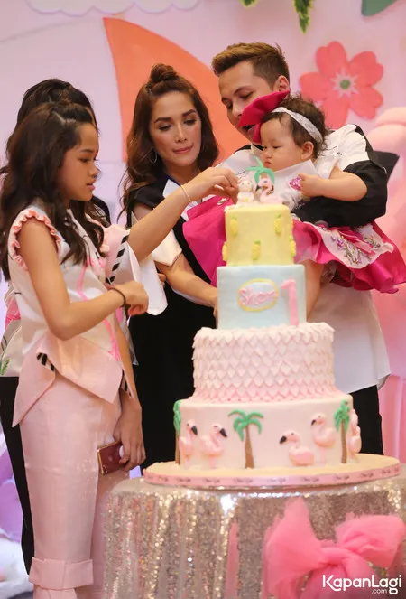 Foto Ussy Sulistiawaty