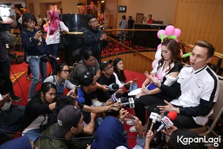 Foto Ussy Sulistiawaty