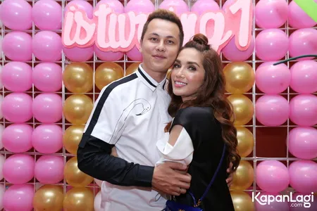 Foto Ussy Sulistiawaty