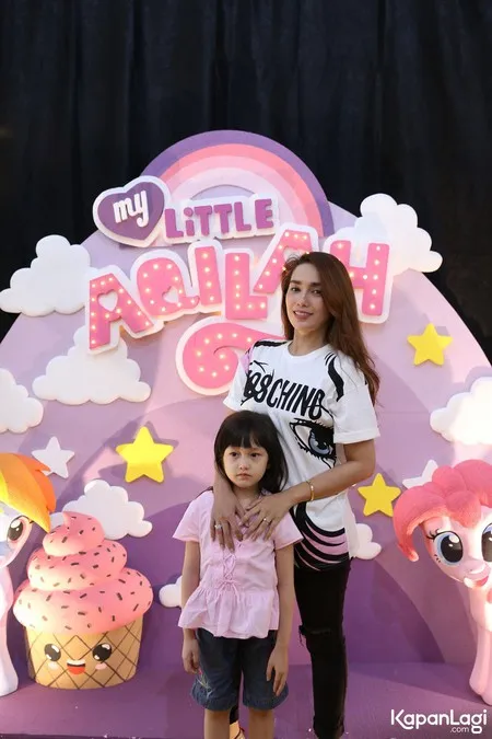 Foto Ussy Sulistiawaty