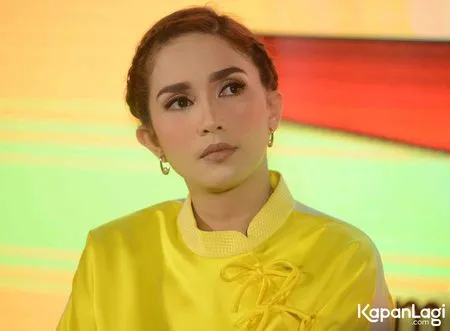 Foto Ussy Sulistiawaty