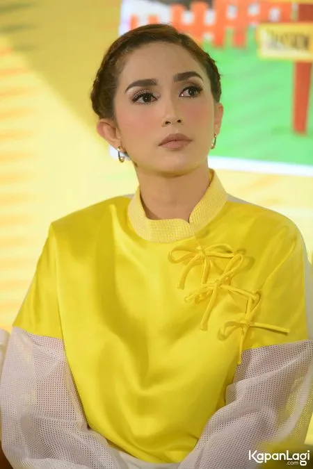 Foto Ussy Sulistiawaty