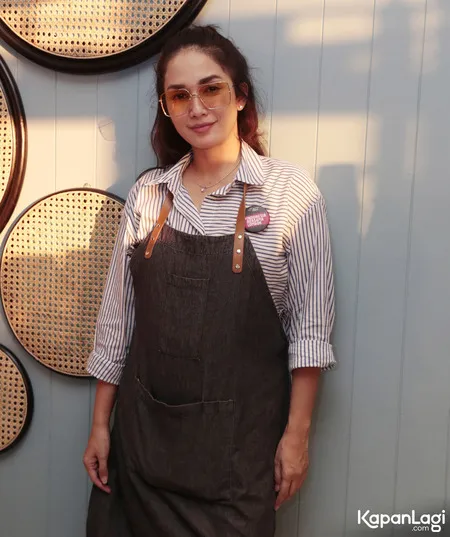 Foto Ussy Sulistiawaty