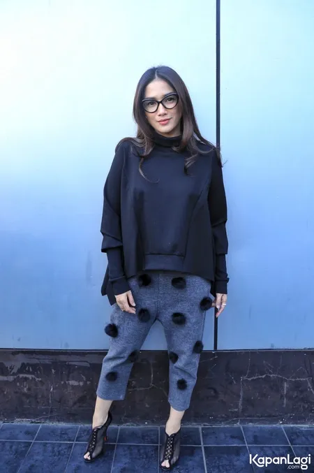 Foto Ussy Sulistiawaty