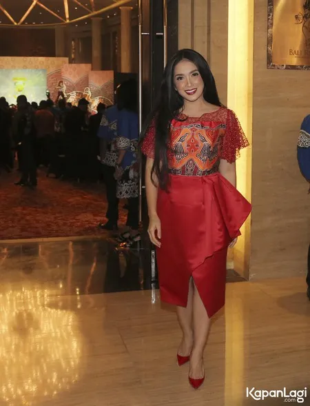 Foto Ussy Sulistiawaty