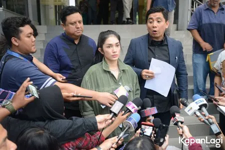 Foto Ussy Sulistiawaty