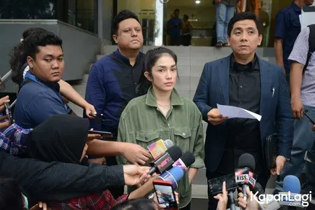 Foto Ussy Sulistiawaty