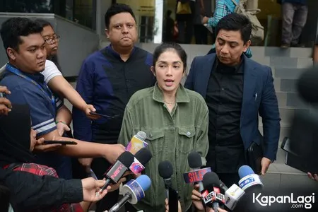 Foto Ussy Sulistiawaty