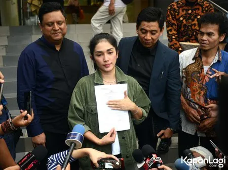 Foto Ussy Sulistiawaty