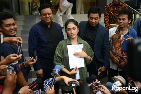 Foto Ussy Sulistiawaty